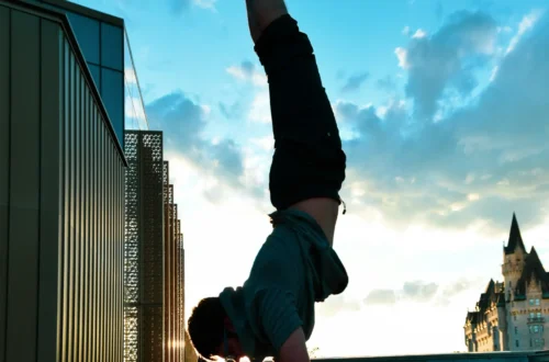 mężczyzna stojący na rękach