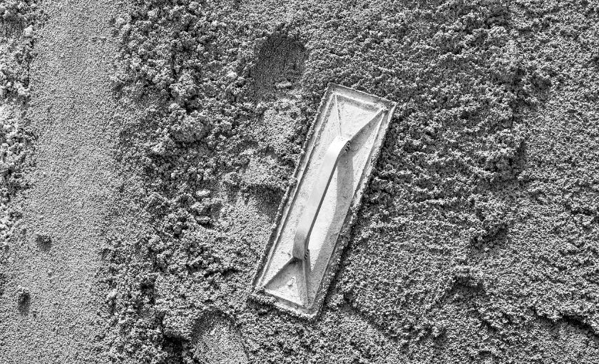 beton budowlany, na zdjęciu widoczna równiez szpachla