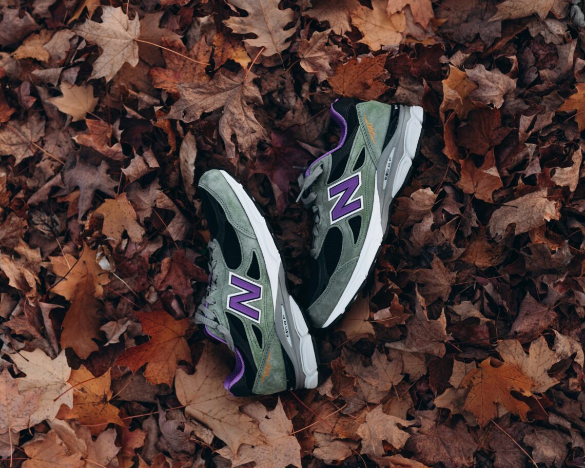 Buty New Balance na tle jesiennych liści